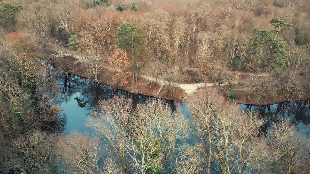 un muy hermoso video de drone que tomé en el lago des minimes en parís para disfrutar de la belleza de este bosque y explorar aún más el encanto de la ciudad