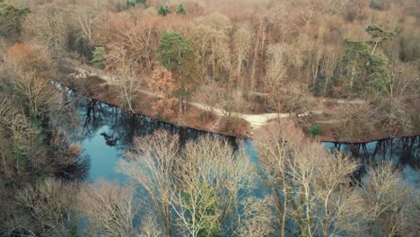 Ein-Sehr-Schönes-Drohnenvideo,-Das-Ich-Am-Lac-Des-Minimes-In-Paris-Aufgenommen-Habe,-Um-Die-Schönheit-Dieses-Waldes-Zu-Genießen-Und-Den-Charme-Der-Stadt-Weiter-Zu-Erkunden