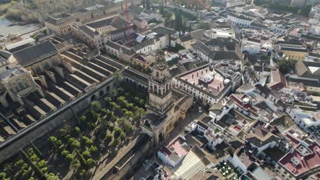 vista de arriba hacia abajo hacia el pintoresco campanario de la mezquita-catedral de córdoba, torre del campanario, españa