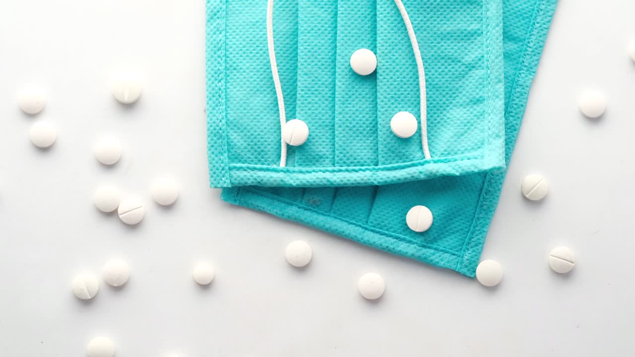 máscaras faciales y pastillas