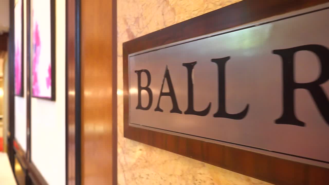 오른쪽에서 왼쪽으로 이동하는 볼룸 보드 근접 촬영