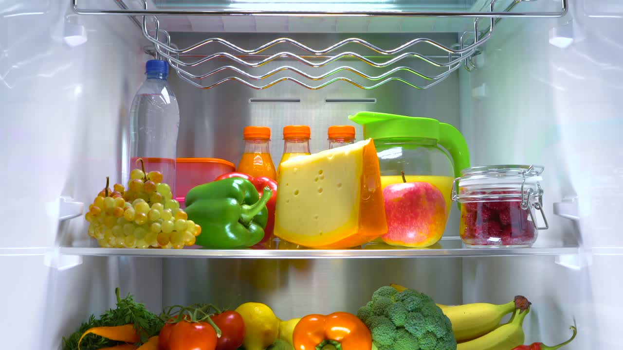 refrigerador abierto lleno de comida