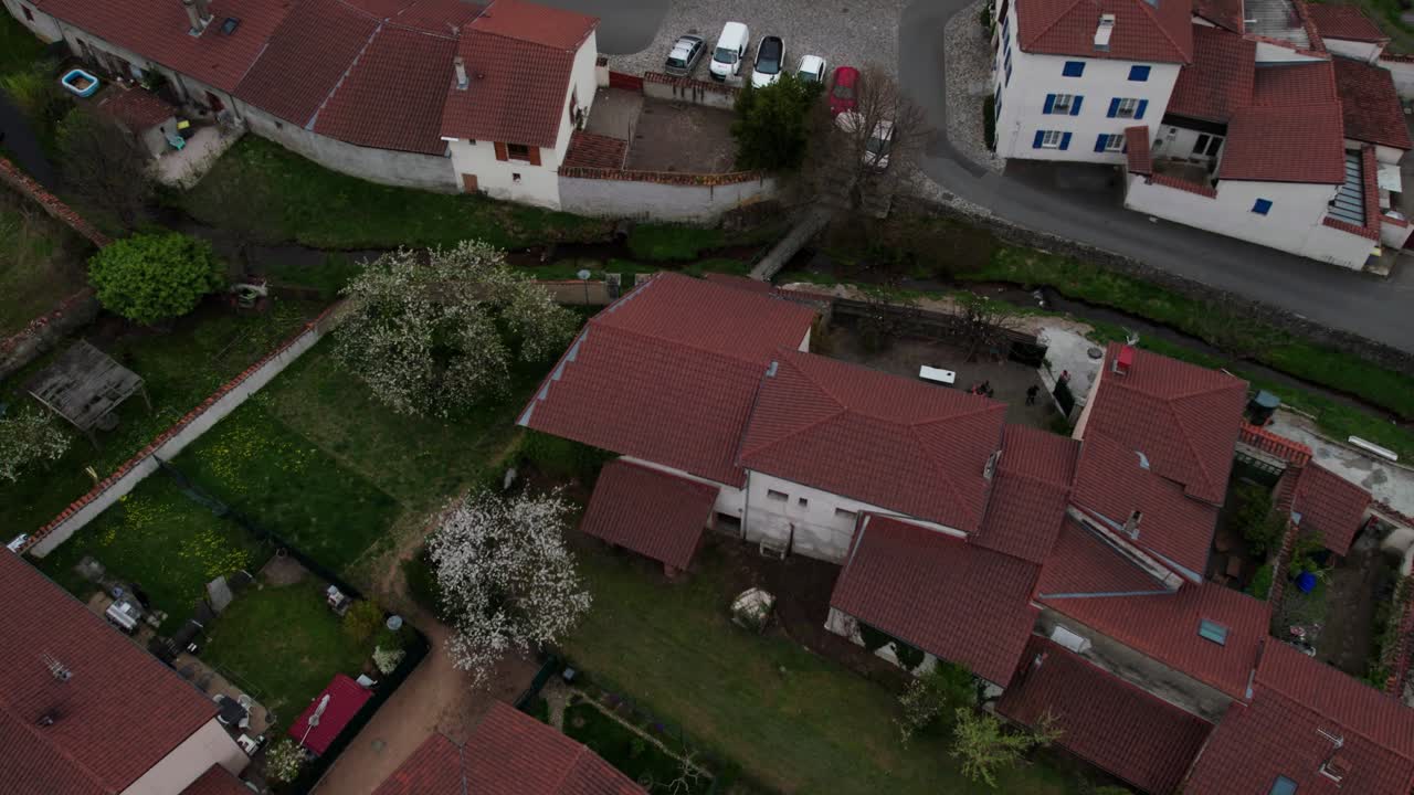 Imagem de drone revelando a igreja fortificada de Champdieu em La Plaine du Forez, departamento de Loire, França.