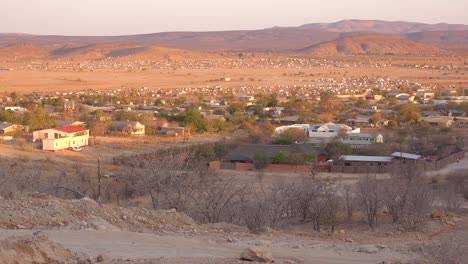 toma de establecimiento de la ciudad comercial tribal himba de opuwo en el norte de namibia