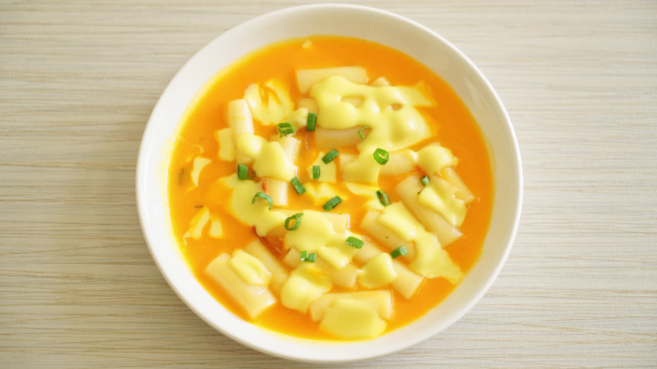 tteokbokki con queso o pastel de arroz coreano con queso - estilo de comida coreana