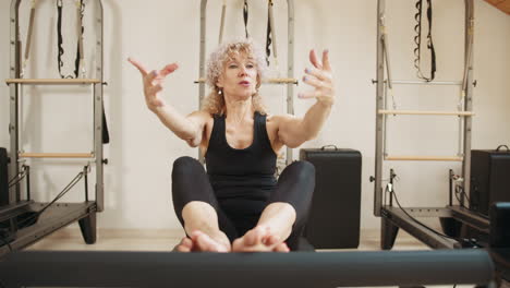 pilates reformador entrenamiento con personas mayores
