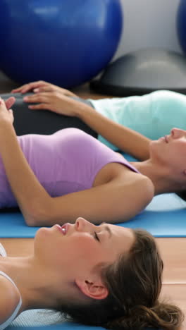 mujeres en forma haciendo yoga juntas en el estudio