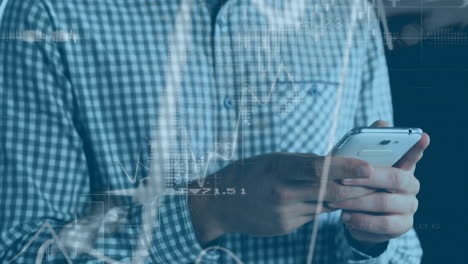 animación de datos financieros sobre las manos de un hombre caucásico usando un teléfono inteligente