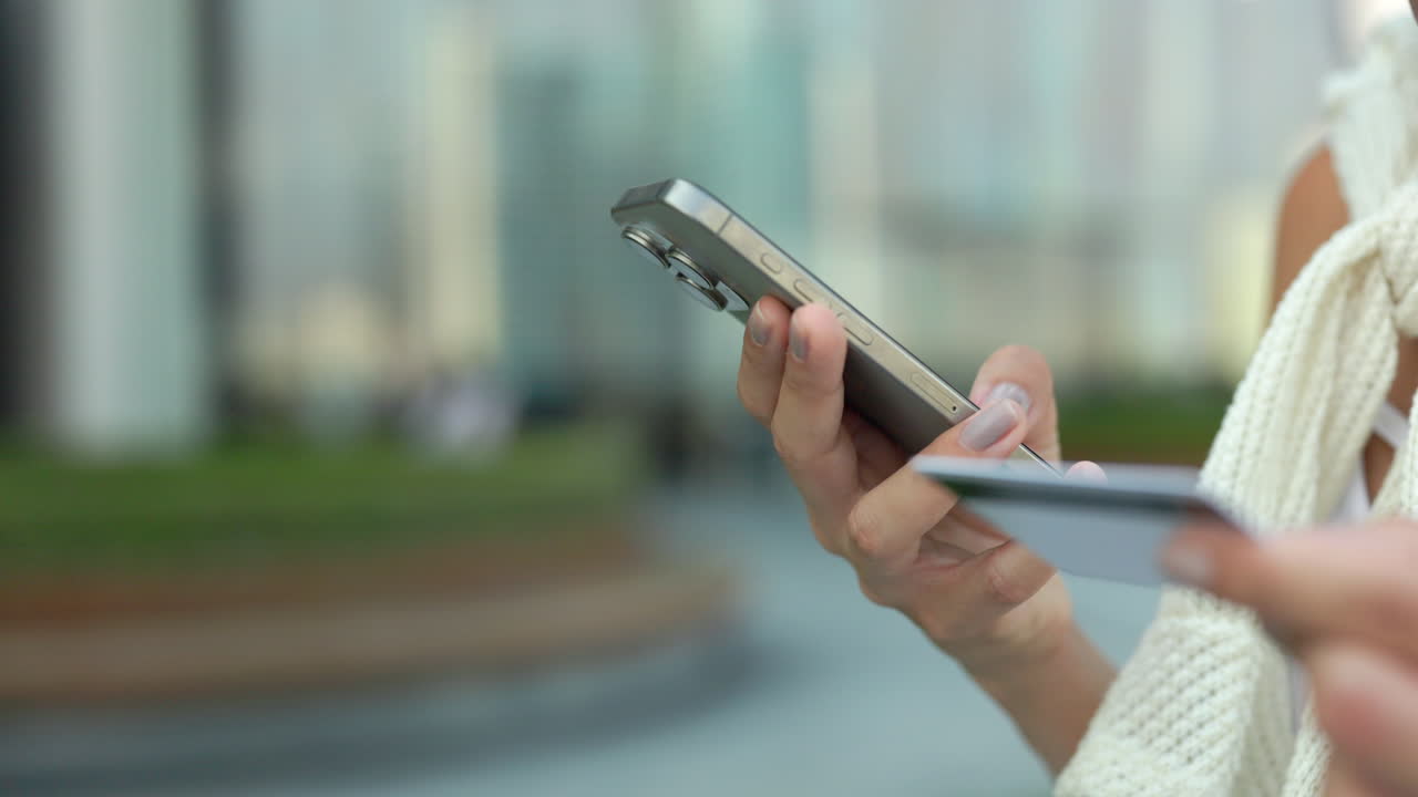 mujer que utiliza teléfono y tarjeta de crédito para comprar en línea