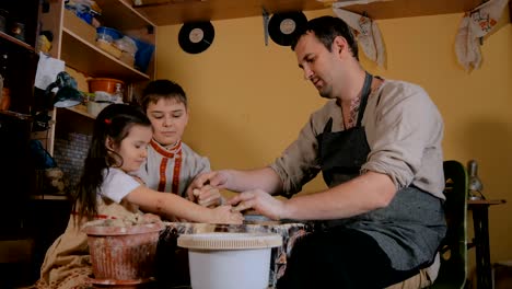 alfarero mostrando cómo trabajar con cerámica en el estudio de cerámica