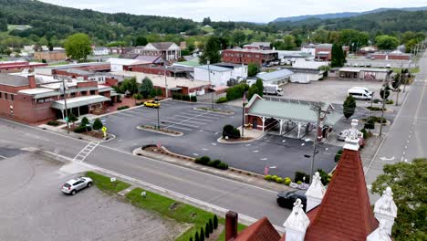 Aus-Der-Luft-Ausziehbare-Methodistische-Kirche-In-Der-Bergstadt-Tennessee