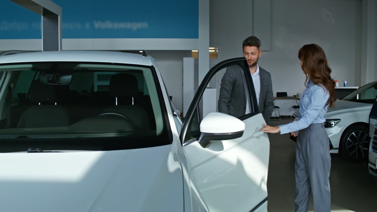 cliente que visita un concesionario de automóviles