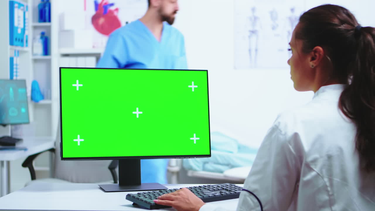 el médico escribe el diagnóstico en la computadora