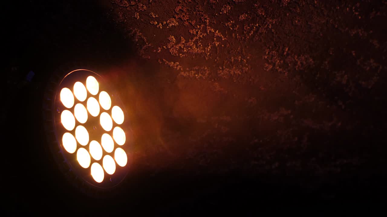 escenario colorida fiesta luz con humo en el club nocturno