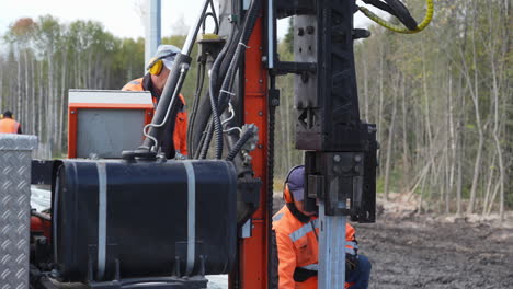 máquina de conducción de postes en acción