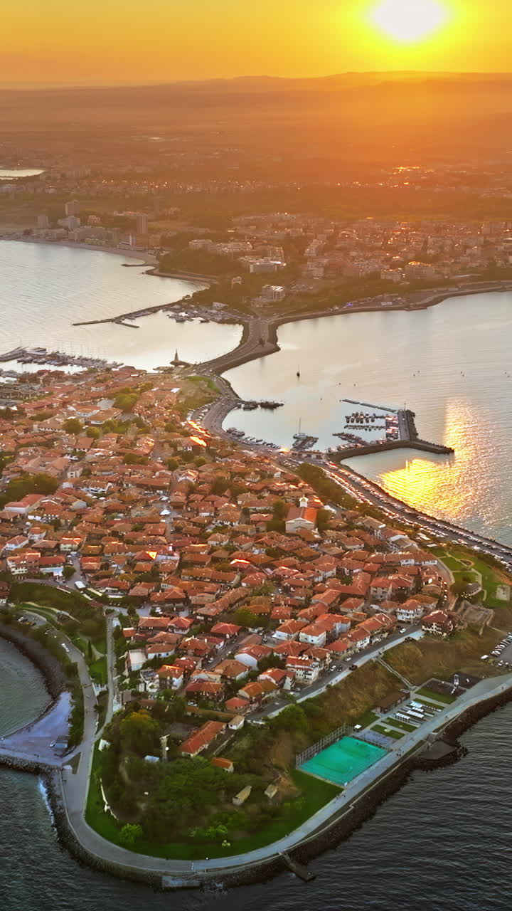 Vista aerea da drone della città vecchia di Nessebar, Bulgaria, al tramonto. Verticale