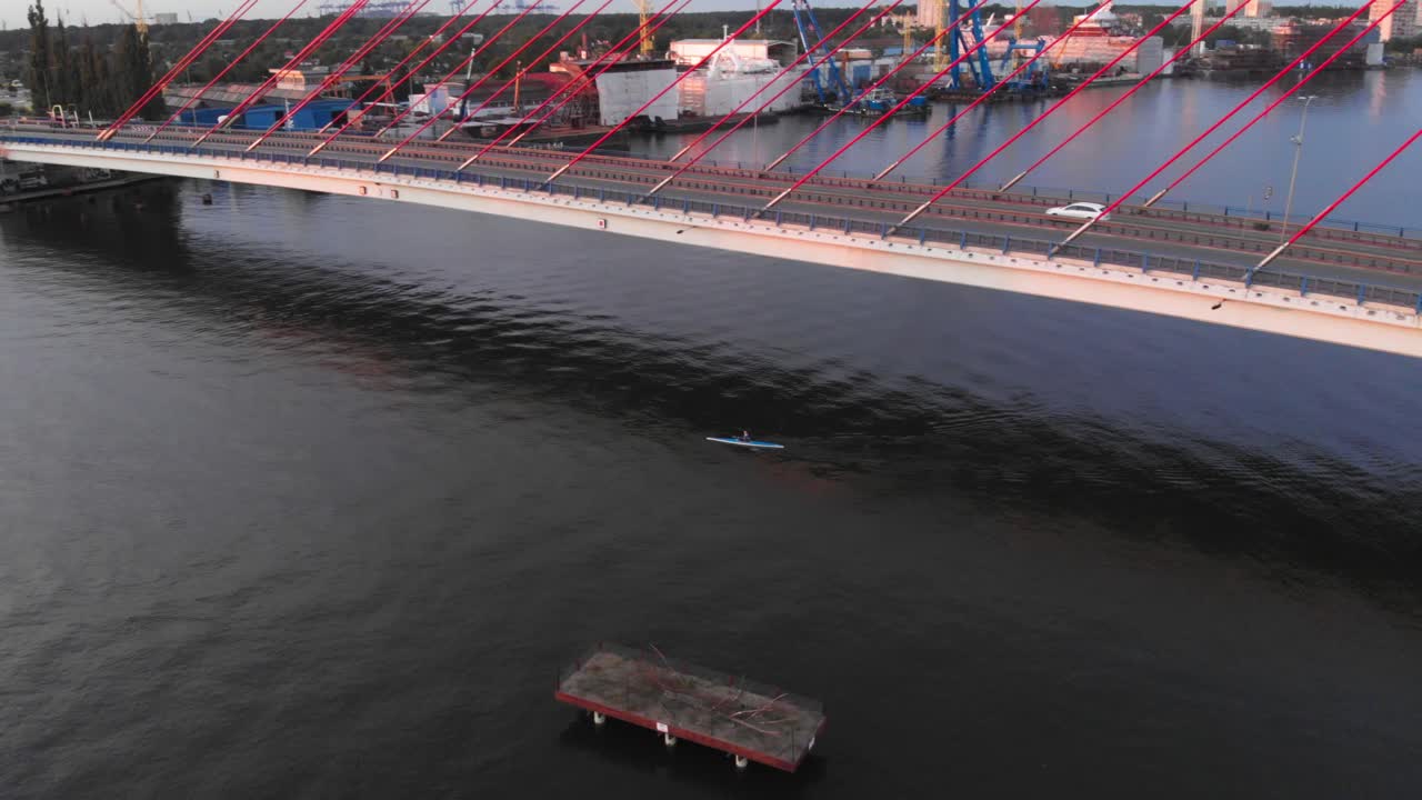 폴란드 그단스크 모트와바 강의 사장교 아래에서 수영하는 카약의 공중 촬영