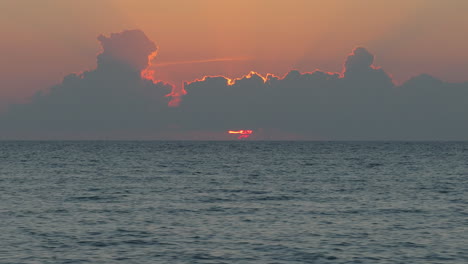 puesta de sol sobre el mar