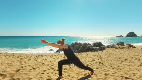 mujer atractiva haciendo ejercicio de yoga al aire libre en un día soleado