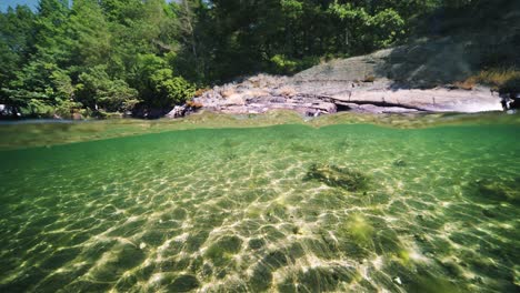 fiordo sobre y bajo el agua vista dividida-1