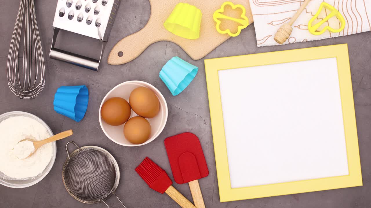 쿠키와 프레임이 어두운 테마에서 움직이는 재료.