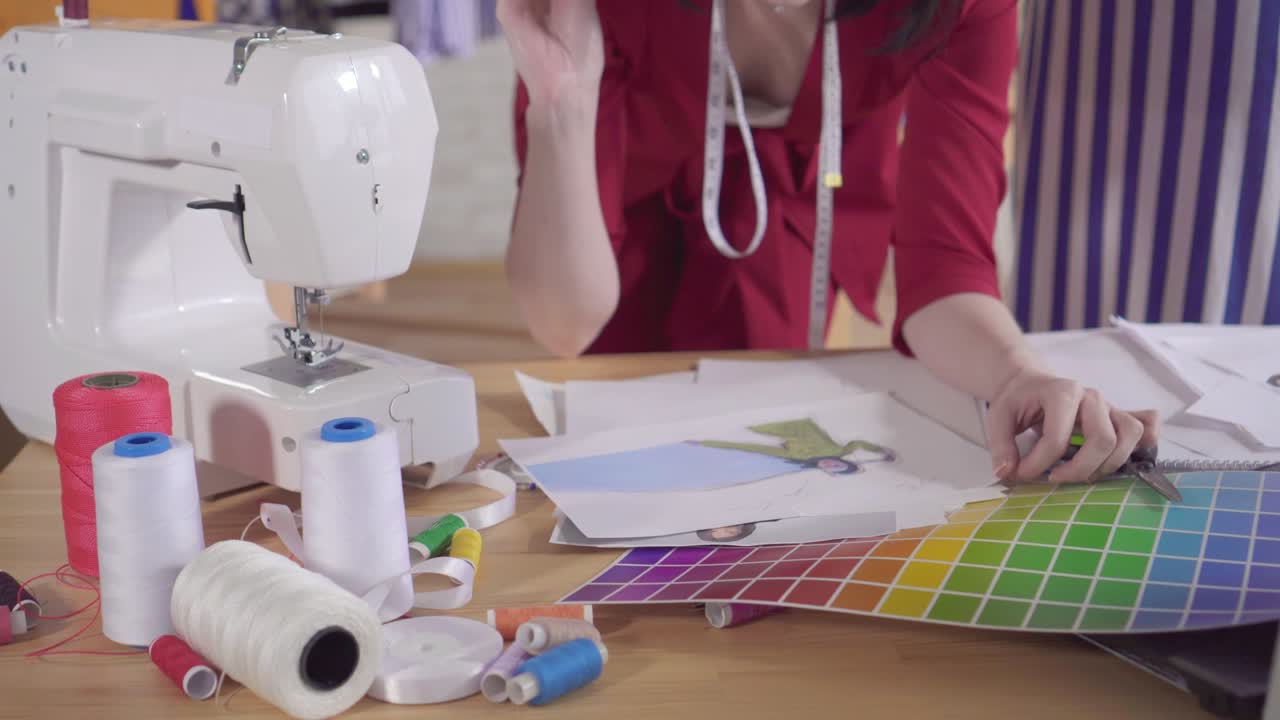 el diseñador de moda dibuja un boceto en el estudio de cerca