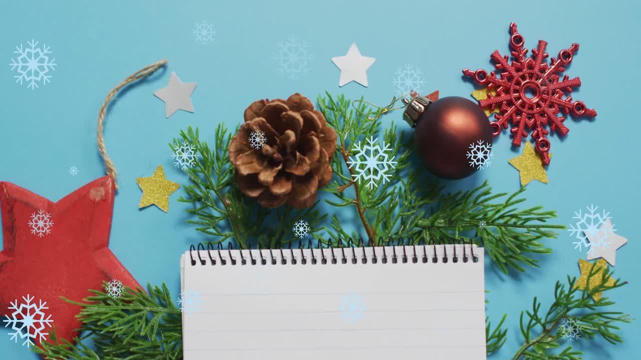 animación de copos de nieve sobre las decoraciones navideñas