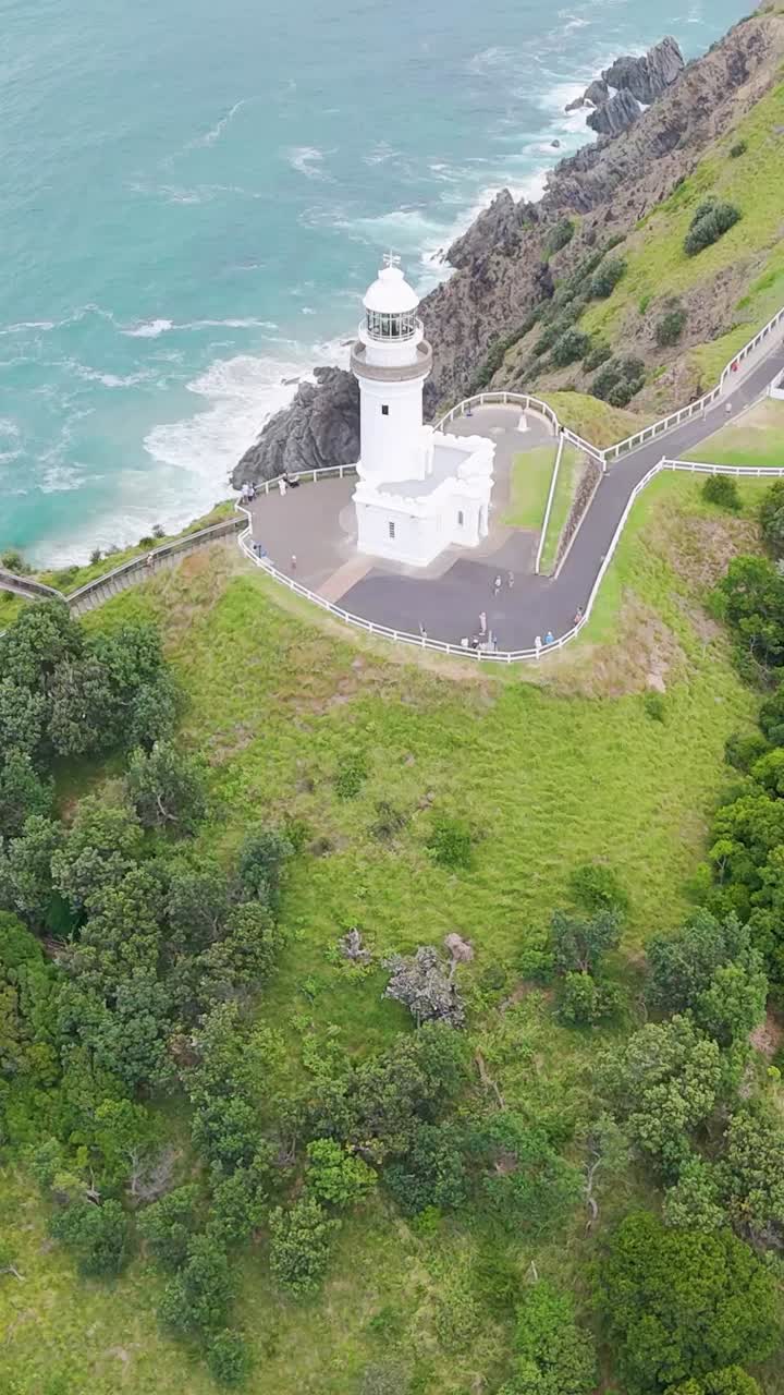 드론은 경치 좋은 등대와 해안 경치를 포착합니다.