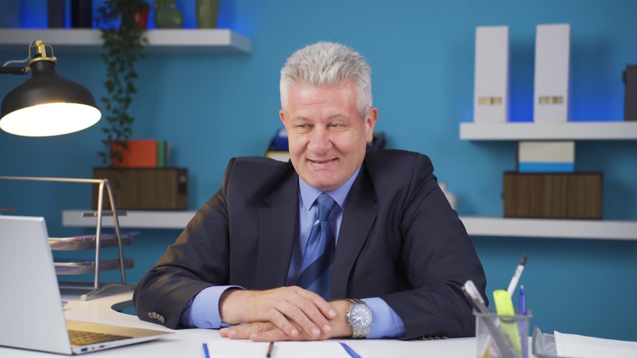 un hombre de negocios alegre riendo juguetón.