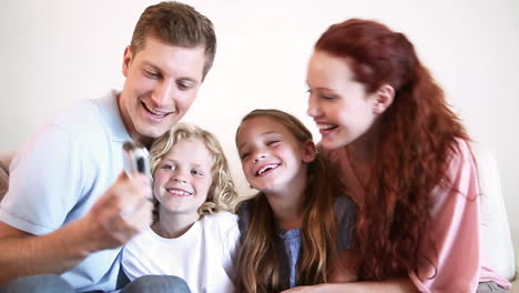 Hombre-Fotografiando-A-Su-Familia