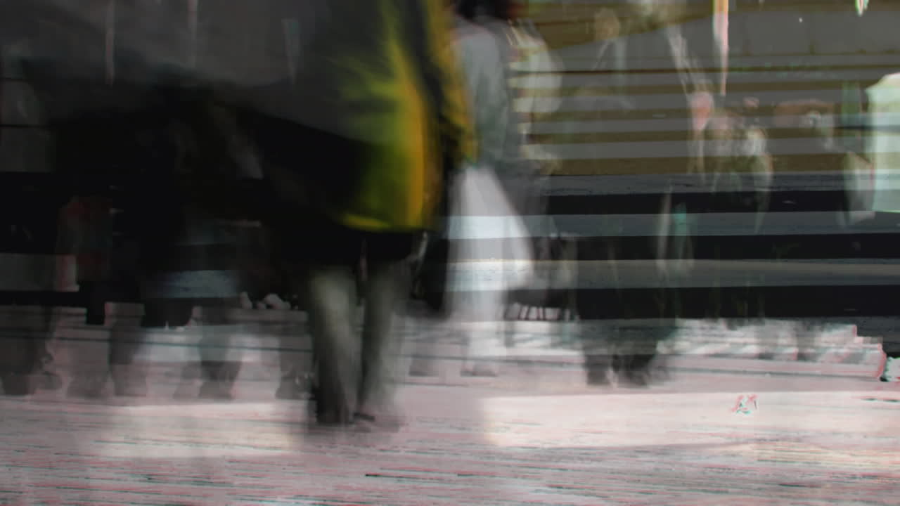 viajeros ocupados en la calle de la ciudad