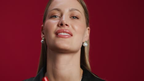 mujer aplicando maquillaje