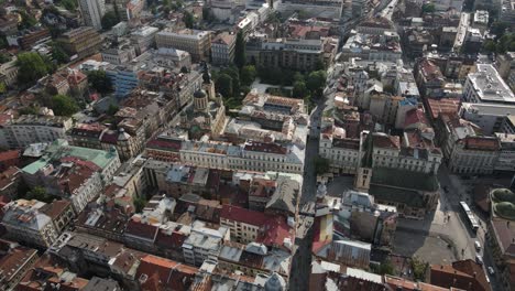 Vista-Aérea-De-Las-Calles-De-La-Ciudad-De-Sarajevo,-La-Vista-De-La-Ciudad-De-Sarajevo,-La-Capital-De-Bosnia,-Con-Techos-De-Tejas,-Edificios-Históricos-Y-Calles