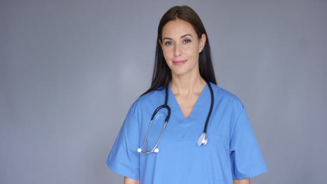 joven médico confiado con una sonrisa amistosa