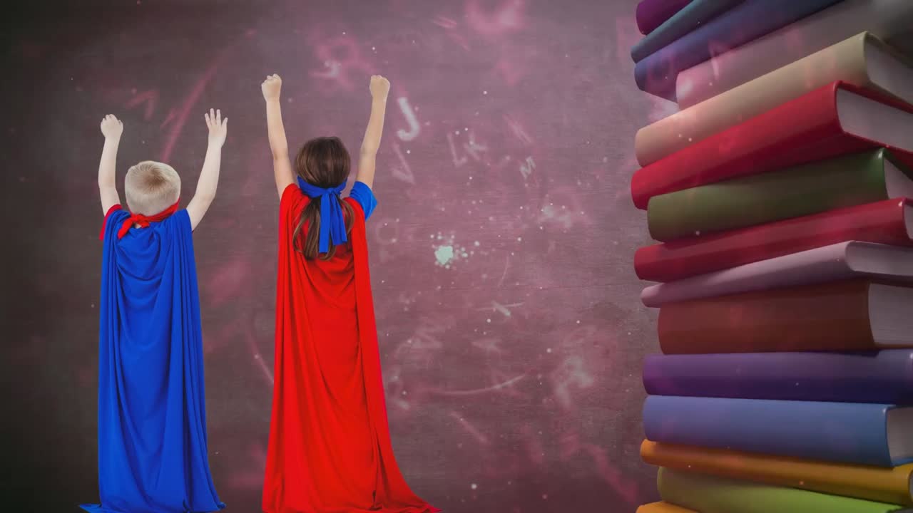 animación de letras moviéndose sobre un niño y una niña en capas de superhéroes con una pila de libros