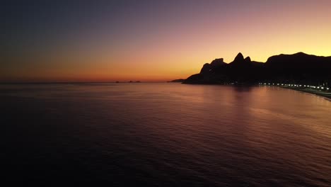 Playa-Y-Montaña-Brasileñas-Al-Atardecer