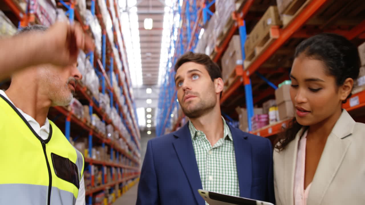 Lavoratori che indicano