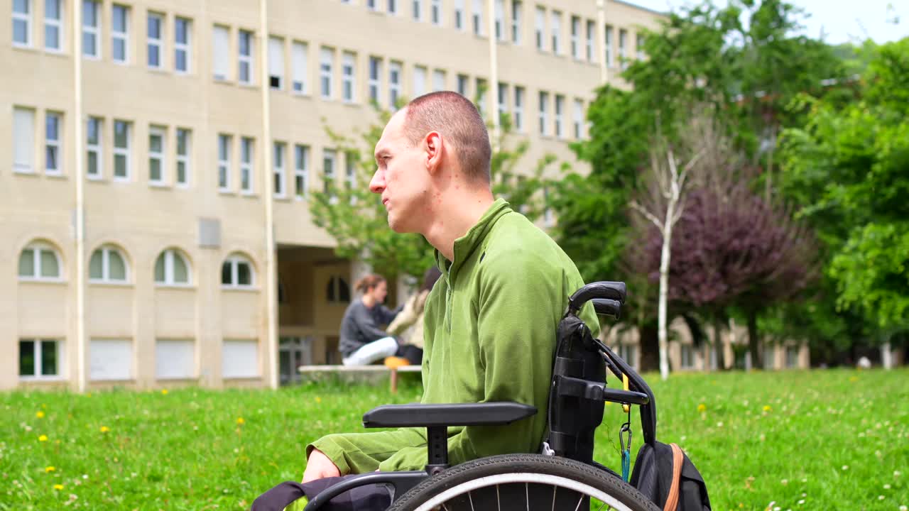 hombre en silla de ruedas al aire libre