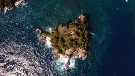 Pequeño-Islote-En-La-Hermosa-Bahía-De-Cristal-En-Nusa-Penida,-Bali