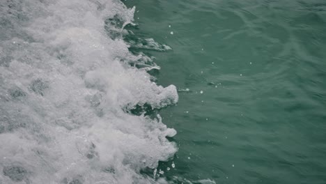 트위드 강 (tweed river) 을 따라 보트 웨이크 (boat wake) 의 가까운 모습, 오스트레일리아 북부 뉴 사우스 웨일스 (new south wales)