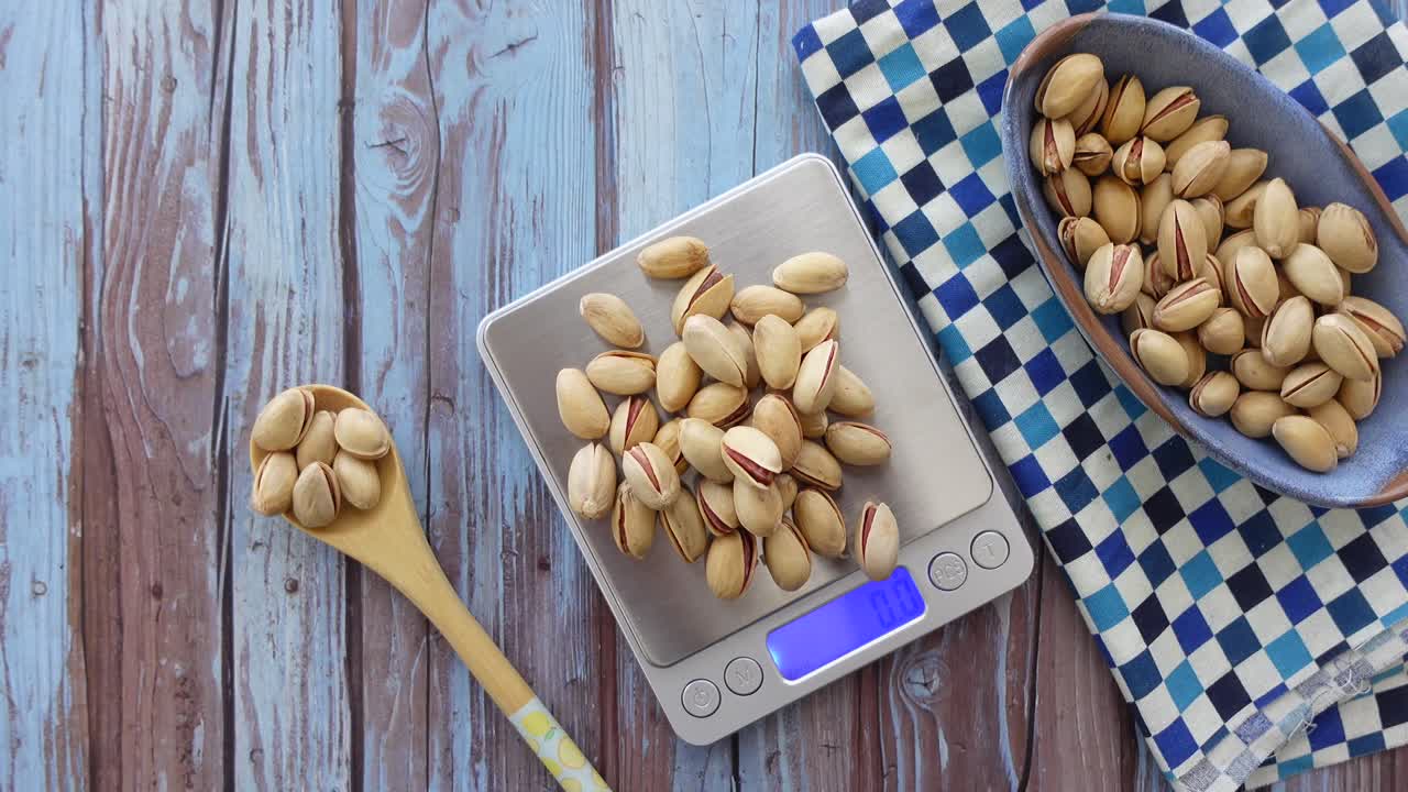 스케일에 있는 피스타치오