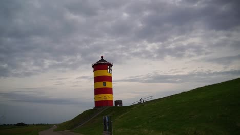 Pequeño-Faro-En-Una-Duna-En-El-Norte-De-Alemania-Con-Un-Cielo-Oscuro-Por-La-Noche