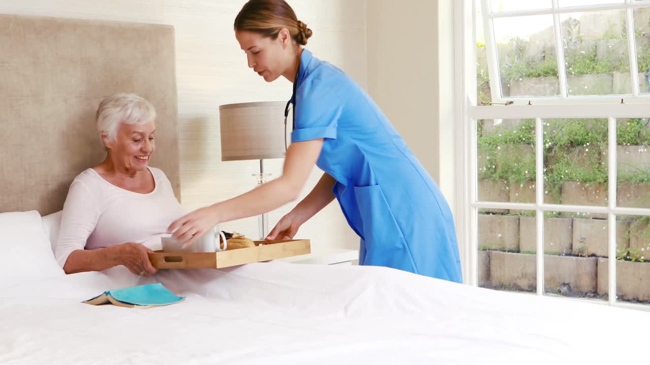 enfermera llevando comida a los ancianos