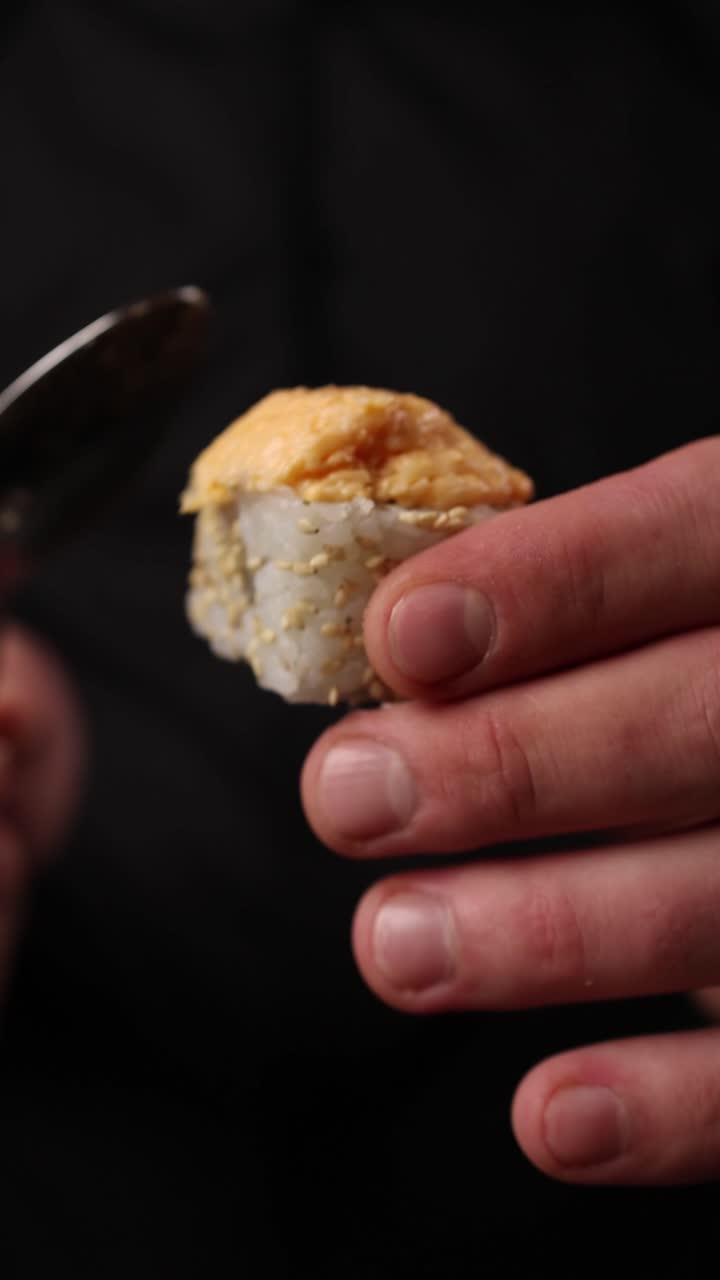 셰프가 수시 롤을 준비하고 있다