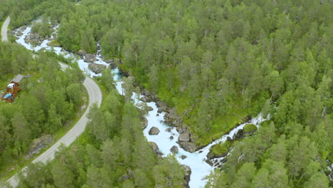 Vista-Panorámica-Del-Bosque-Y-El-Arroyo-Rocoso-En-Gudbrandsjuvet,-Noruega---Toma-Aérea