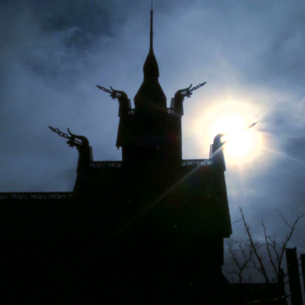 Solen skinner bag en uhyggelig stavkirke i Norge i time-lapse