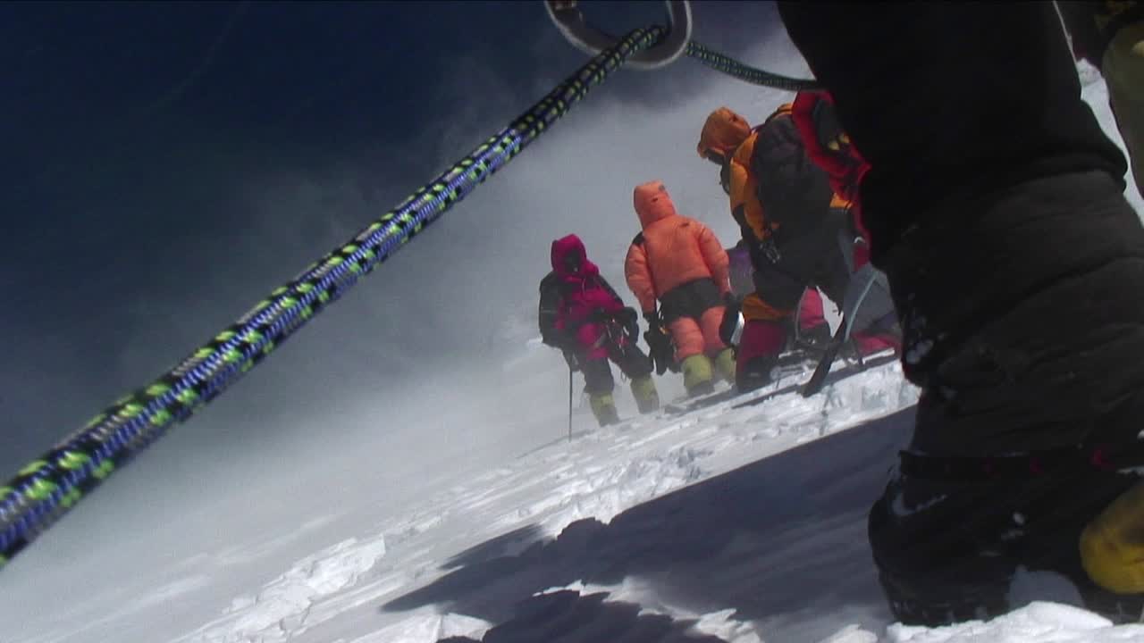 강풍에 멈춘 등반가의 낮은 각도