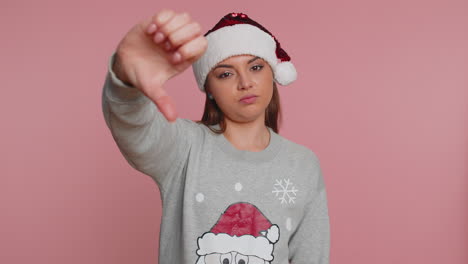 Mujer-Molesta-Con-Suéter-De-Navidad-Mostrando-El-Gesto-De-Signo-De-Pulgar-Hacia-Abajo,-Desaprobación,-Disgusto-Insatisfecho