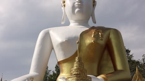 gradual panoramic view of a large buddha statue.