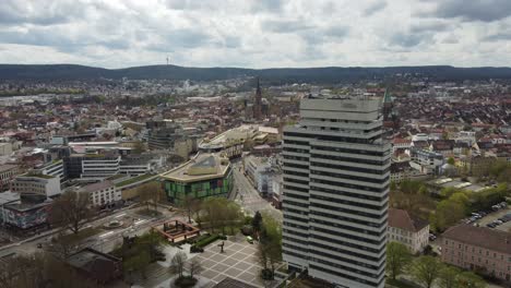 Dolly-Aéreo-En-El-Centro-De-Kaiserslautern-Con-Su-Alto-Edificio-Del-Ayuntamiento,-El-Centro-Comercial-Y-Las-Iglesias.